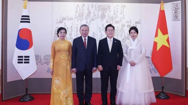 President Lee Jae Myung of the Republic of Korea and his spouse pose for a photo with Party General Secretary To Lam and his spouse. (Photo: VNA)