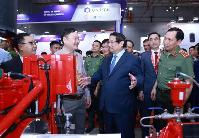 PM Pham Minh Chinh visits the Secutech+ Viet Nam exhibition. (Photo: VNA)