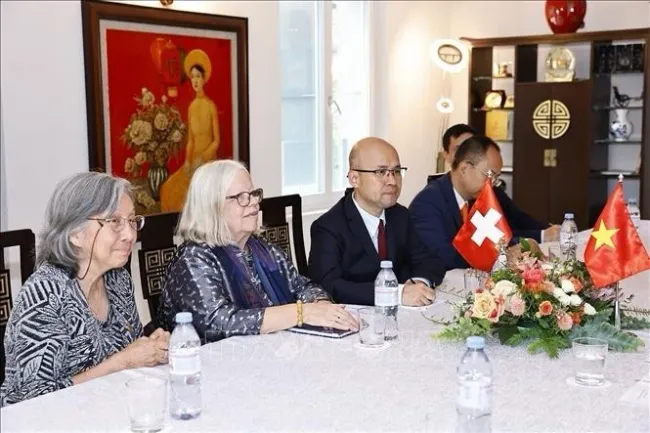 Anjuska Marija Weil (second, left), President of the Switzerland–Viet Nam Friendship Association. (Photo: VNA)