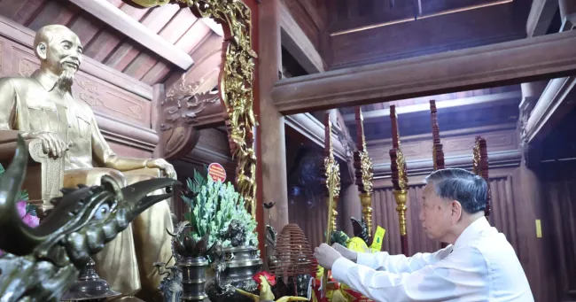 Party General Secretary To Lam offers incense in tribute to President Ho Chi Minh. (Photo: VNA)
