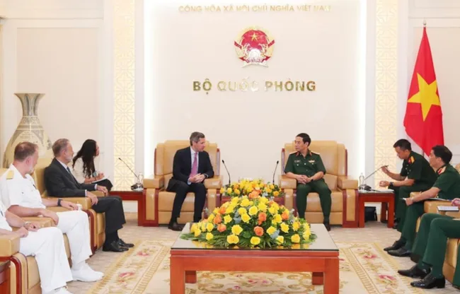 Vietnamese Minister of National Defence General Phan Van Giang and Italian Undersecretary of State for Defence Matteo Perego di Cremnago at their meeting in Ha Noi on July 2. (Photo: VNA)