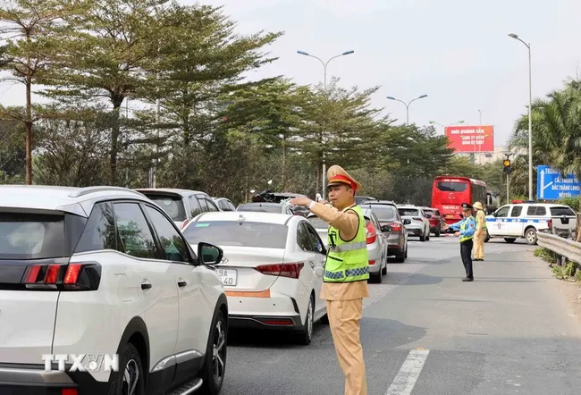 Traffic police direct the vehicle flow at the Phap Van Expressway interchange. (Photo: VNA)