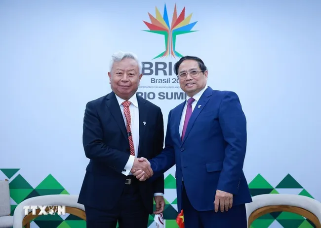 Vietnamese Prime Minister Pham Minh Chinh (right) and Jin Liqun, President and Chair of the Board of Directors of the Asian Infrastructure Investment Bank (AIIB) (Photo: VNA)