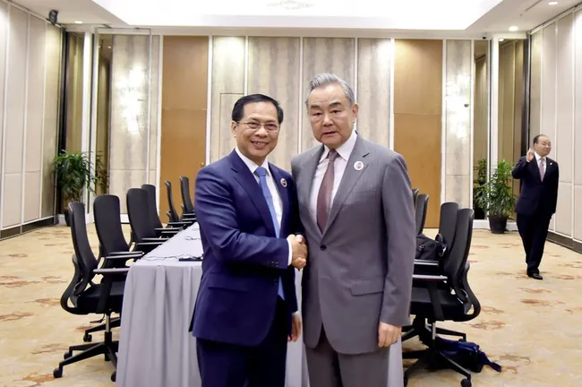 Deputy Prime Minister and Minister of Foreign Affairs Bui Thanh Son (left) and Chinese Foreign Minister Wang Yi meet in Kuala Lumpur on July 10. (Photo: VNA)