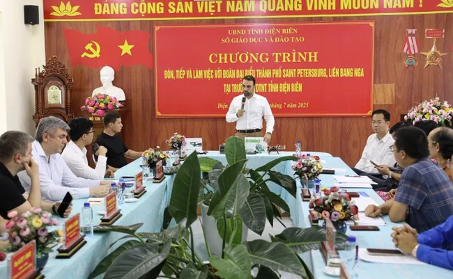 At the working session (Photo: VNA)