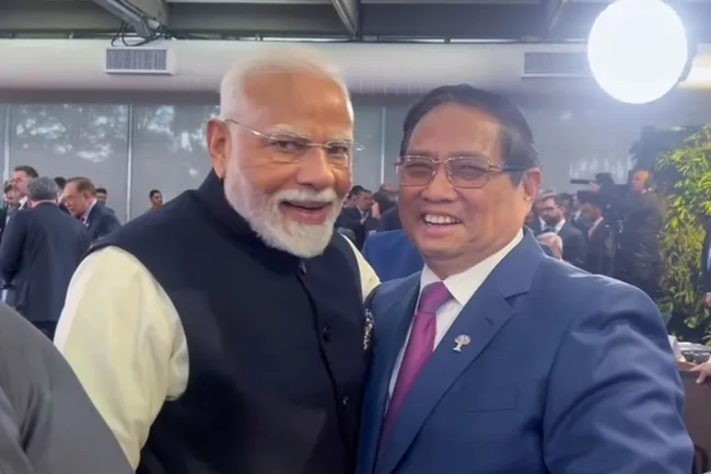 PM Pham Minh Chinh (R) and his Indian counterpart Narendra Modi in Rio de Janeiro (Photo: Government Portal)