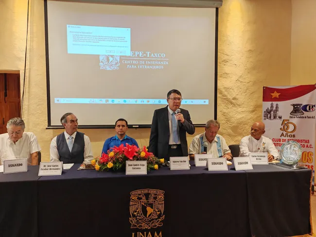 Vietnamese Ambassador to Mexico Nguyen Van Hai (centre) speaks at the seminar entitled 