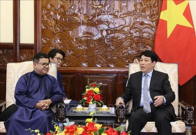 State President Luong Cuong (R) and outgoing Chilean Ambassador to Vietnam Sergio Narea Guzman. (Photo: VNA)
