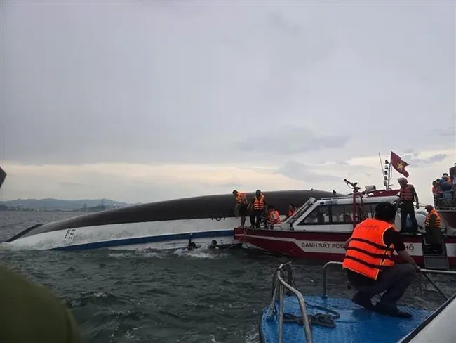 Rescue forces approach the sunken vessel to carry out search and rescue operations. (Photo: VNA)