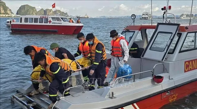 The victim's body is taken to Bai Chay Hospital for identification. (Photo: VNA)