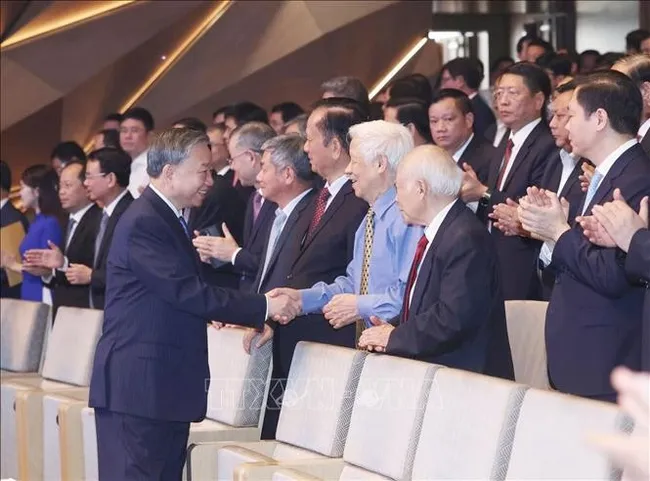 Party General Secretary To Lam (L) shakes hands with delegates at the ceremony. (Photo: VNA)