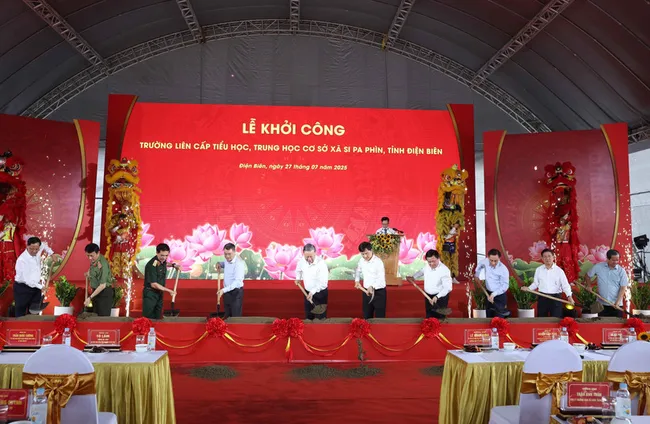 Party General Secretary To Lam (five from left) and other delegates at the ground-breaking ceremony (Photo: VNA)
