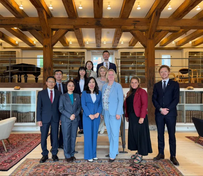 Vietnamese Deputy Minister of Foreign Affairs Le Thi Thu Hang (third from left) and State Secretary for Trade and Investments at the Danish Ministry of Foreign Affairs Lina Gandløse Hansen (third from right). (Photo: Vietnamese Ministry of Foreign Affairs)