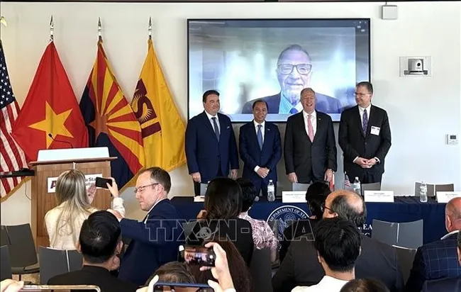 Vietnamese Ambassador to the US Nguyen Quoc Dung (second from left) and the US ambassadors through different periods at the seminar. (Photo: VNA)
