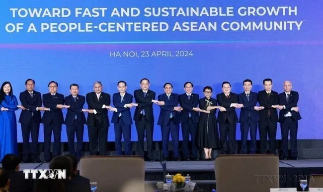 Prime Minister Pham Minh Chinh (eighth from left) and other leaders at the ASEAN Future Forum held in Hanoi on April 23, 2024. (Photo: VNA)
