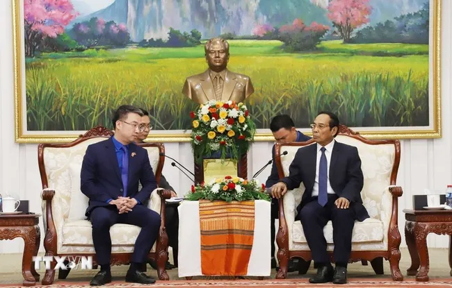 Politburo Member, Permanent Member of the Lao Party Secretariat, and Vice President Bounthong Chitmany (right) receives Secretary of the Ho Chi Minh Communist Youth Union Central Committee Nguyen Tuong Lam in Vientiane on July 10. (Photo: VNA)