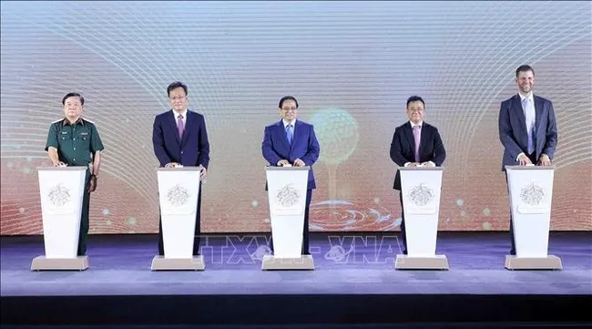 Prime Minister Pham Minh Chinh (centre) attends the groundbreaking ceremony of the urban complex, eco-tourism, and golf course project in Hung Yen province, one of more than 20 projects of the Trump Group of the US in the world. (Photo: VNA)