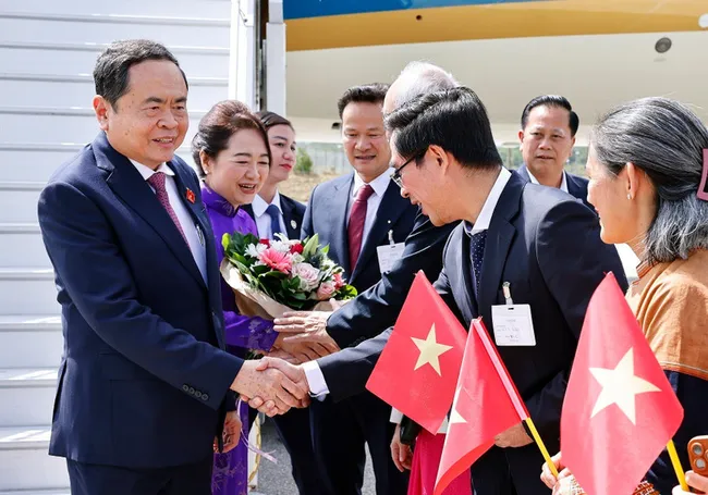 National Assembly Chairman Tran Thanh Man, his spouse Nguyen Thi Thanh Nga, and a high-ranking Vietnamese delegation are welcomed at Geneva international airport, Switzerland on July 27 afternoon (local time). (Photo: VNA)