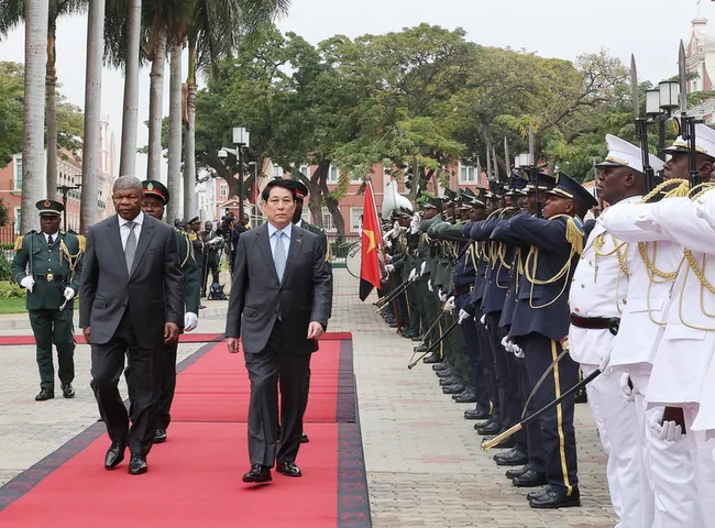 Angolan President João Manuel Gonçalves Lourenço (L) and Vietnamese State President Luong Cuong at the farewell ceremony (Photo: VNA)