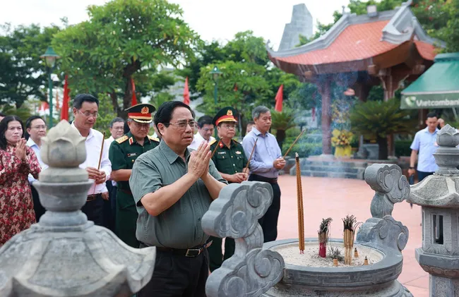 Prime Minister Pham Minh Chinh offers incense and flowers at the Temple of President Ho Chi Minh and fallen heroes in Dong Hoi ward. (Photo: VNA)