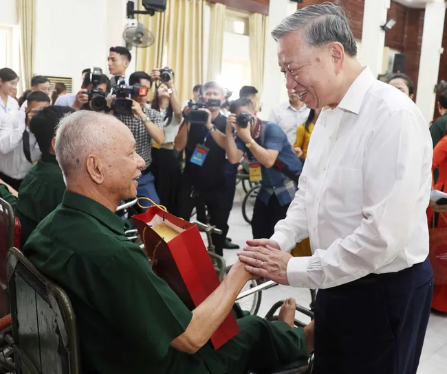 Party General Secretary To Lam presents gifts to war veterans at Thuan Thanh Wounded Veteran Nursing Centre in Bac Ninh province on July 15. (Photo: VNA)