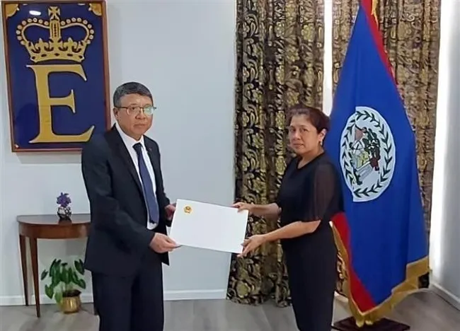Vietnamese Ambassador to Mexico and Belize Nguyen Van Hai (L) presents his letter of credentials to Governor-General of Belize Dame Froyla Tzalam at a ceremony on July 14. (Photo: VNA)