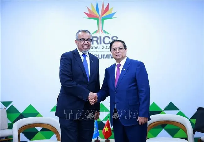 Prime Minister Pham Minh Chinh (R) meets with WHO Director-General Tedros Adhanom Ghebreyesus in Rio de Janeiro on July 6, 2025. (Photo: VNA)