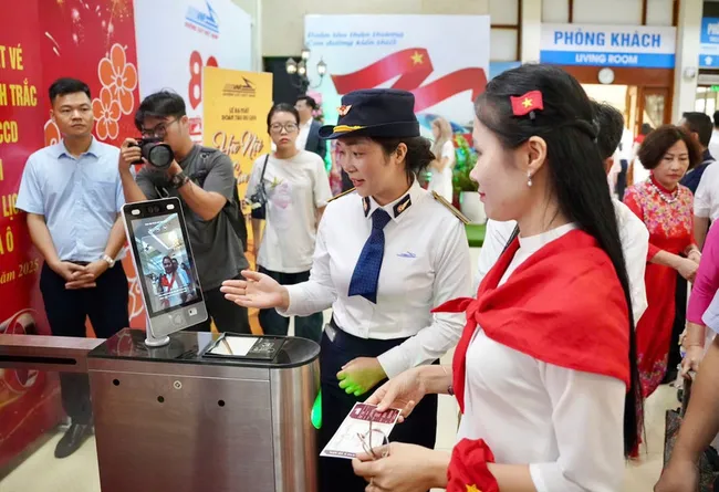 Biometric ticketing system deployed at Hanoi Railway Station. (Photo: VNA)
