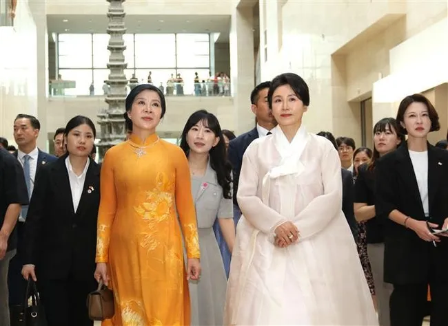 Vietnamese Party General Secretary To Lam's spouse, Ngo Phuong Ly (L), and President of the Republic of Korea Lee Jae Myung's spouse, Kim Hye Kyung, visit the National Museum of Korea on August 11. (Photo: VNA)