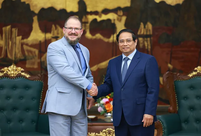 PM Pham Minh Chinh (R) and Qualcomm President and CEO Cristiano Amon (Photo: VNA)