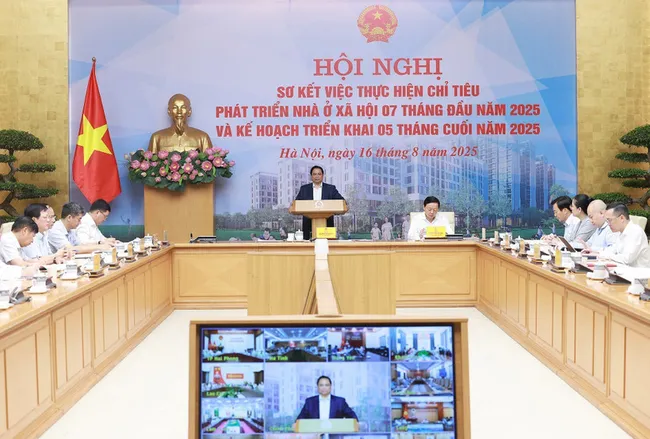 Prime Minister Pham Minh Chinh speaks at the conference on social housing development on August 16. (Photo: VNA)