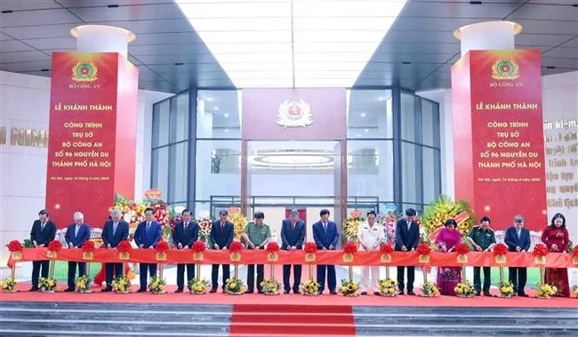 Party General Secretary To Lam, Minister of Public Security Luong Tam Quang and other Party and State leaders and former leaders cut the ribbon to inaugurate the Ministry of Public Security's Headquarters. (Photo: VNA)