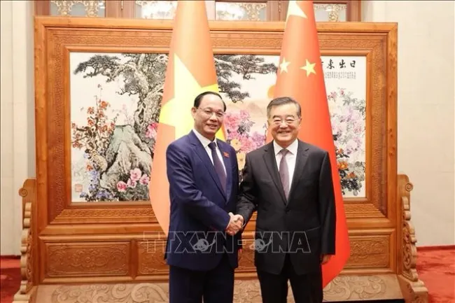 Vice Chairman of the Vietnamese National Assembly Tran Quang Phuong (L) and Zhang Qingwei, Vice Chairman of the Standing Committee of the National People's Congress of China. (Photo: VNA)