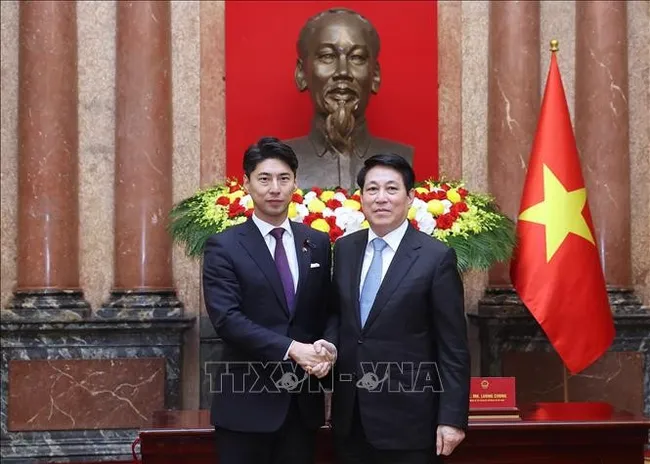 State President Luong Cuong (R) and Director of the Liberal Democratic Party Youth Division of Japan Nakasone Yasutaka at the meeting in Hanoi on August 22 (Photo: VNA)