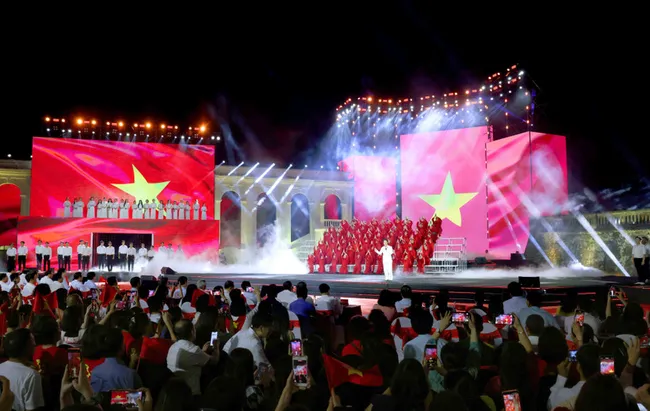 A performance at the Hanoi Flag Tower. Photo: VNA