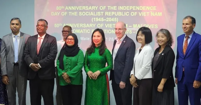 Ambassador Trinh Thi Tam and guests pose for a photo at the ceremony. (Photo published by VNA)