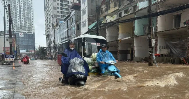 Flooding on Nguyen Tuan Street in Ha Noi on August 26 morning (Photo: VNA)