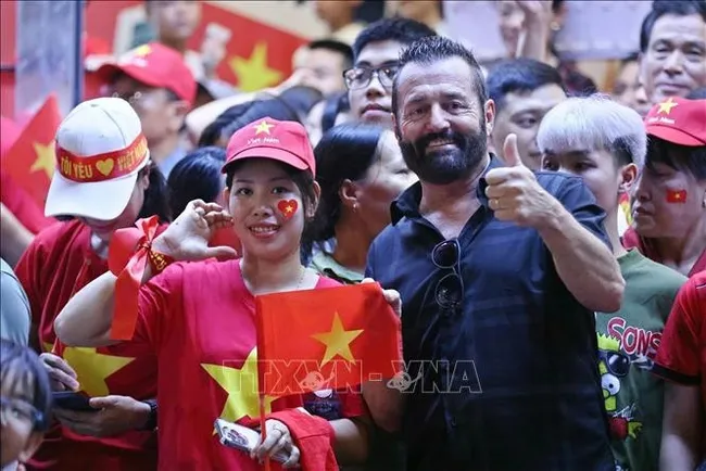 A foreign tourist shares the National Day joy of Vietnamese people. (Photo: VNA)