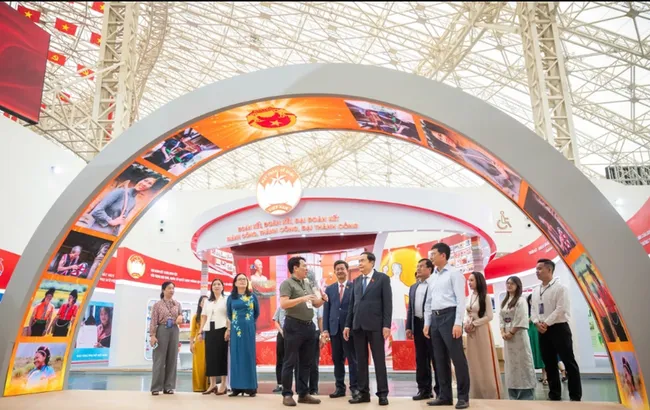National Assembly Chairman Tran Thanh Man (centre, first row) inspects preparations for the exhibition 