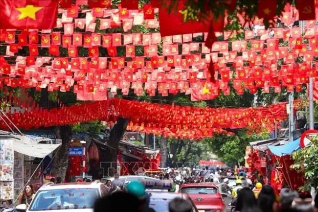 Hang Ma street in Hoan Kiem ward, Ha Noi, is adorned with red flags bearing yellow stars in celebration of the 80th National Day anniversary. (Photo: VNA)