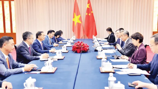 Vietnamese and Chinese diplomatic officials hold talks in Yunnan, China. (Photo: Vietnamese Embassy in China)