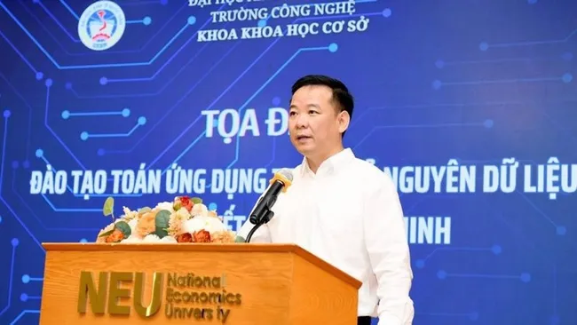 Assoc. Prof. Dr. Bui Huy Nhuong, Director of the National Economics University, speaking at the seminar “Training Applied Mathematics in the Era of Data and Intelligent Decision-Making”. (Photo: NDO)