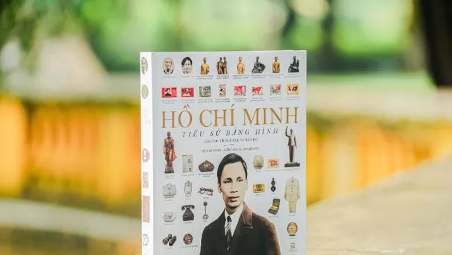 The book “Ho Chi Minh – Pictorial Biography” contains nearly 700 photos, drawings, images of artefacts and monuments, along with maps and charts. (Photo: NDO)