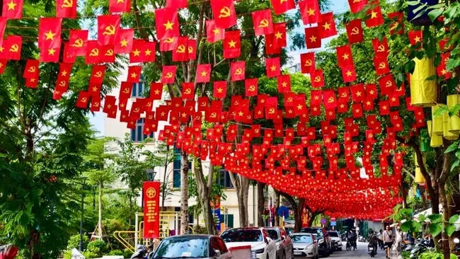 The capital Ha Noi bright with Party and national flags welcoming the National Celebration. (Photo: NDO)