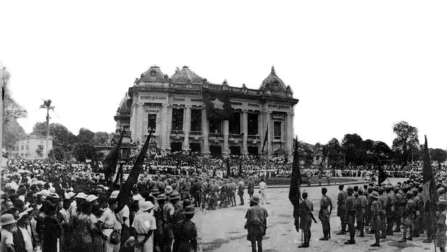Guerrilla teams from the resistance bases marched into Ha Noi, gathering in front of the Ha Noi Opera House on August 30, 1945. (File photo: VNA)