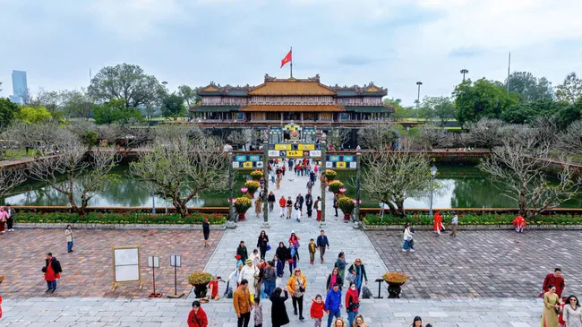 The central city of Hue welcomes about 610,000 visitors during the Reunification Day and May Day holiday from April 29 to May 3. (Photo: VNA)