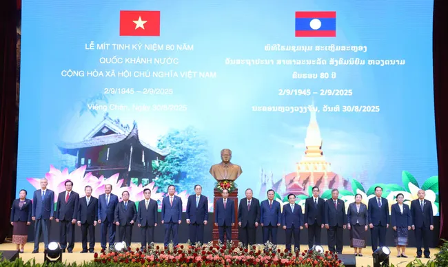 Leaders and former senior leaders of the Lao Party and State pose for a group photo with Vietnamese Ambassador to Laos Nguyen Minh Tam at the event. (Photo: VNA)