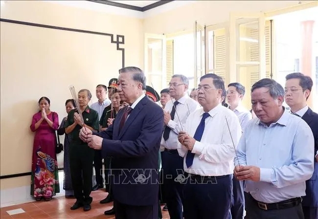 Party General Secretary To Lam offers incense to pay tribute to President Ho Chi Minh at House No. 48 on Hang Ngang street in Hanoi. (Photo: VNA)