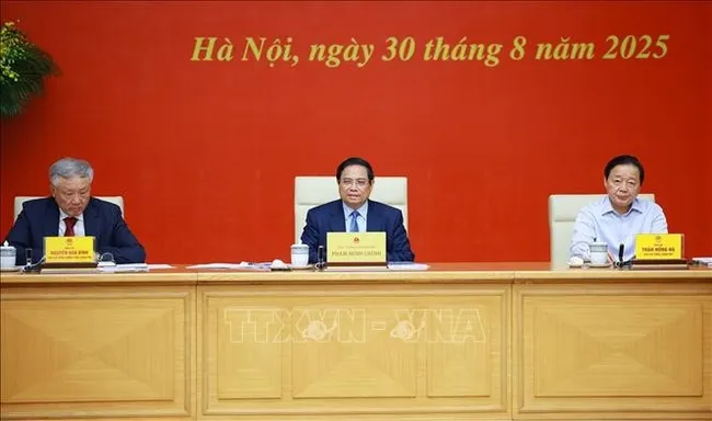 Prime Minister Pham Minh Chinh (centre) chairs the meeting on August 30 to push forward the North – South high-speed railway and the Lao Cai – Hanoi – Hai Phong railway projects. (Photo: VNA)