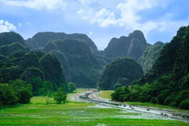 Tam Coc - Bich Dong tourist area seen from above. (Photo: nhandan.vn)